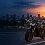 Motociclista com moto urbana e assistência 24 horas ao fundo